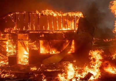 حريق هائل يلتهم مركباً سياحياً ضخماً في مصر (صور)