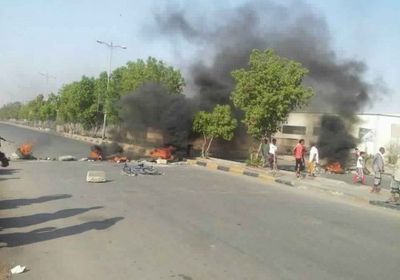 عناصر تخريبية تقطع الطريق الرئيسي بالمنصورة