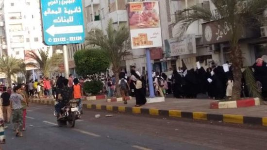 استمرار إغلاق الشارع الرئيس بمديرية المعلا