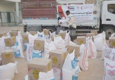 الهلال الإماراتي يوزع مساعدات غذائية على أهالي مديرية تريم بحضرموت