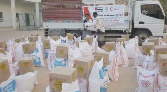 الهلال الإماراتي يوزع مساعدات غذائية على أهالي مديرية تريم بحضرموت