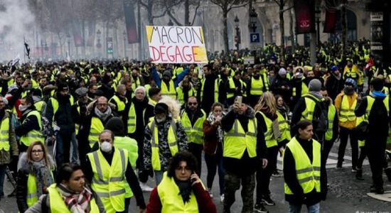 للأسبوع السابع عشر.. "السترات الصفراء" تشعل باريس بتظاهرات غاضبة