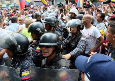 اشتباكات بين الشرطة ومعارضي مادورو في فنزويلا