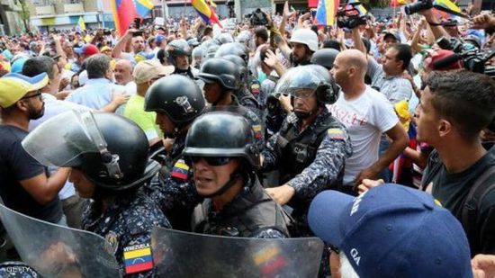 اشتباكات بين الشرطة ومعارضي مادورو في فنزويلا