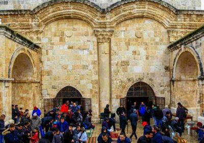 المقدسيون يغضبون لاقتحام ضابط إسرائيلي مسجد باب الرحمة بحذائه "فيديو"