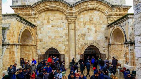 المقدسيون يغضبون لاقتحام ضابط إسرائيلي مسجد باب الرحمة بحذائه "فيديو"