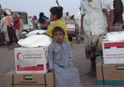 الهلال الإماراتي يوزع 500 سلة غذائية على النازحين في الدريهمي بالحديدة