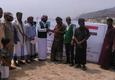 البرنامج السعودي يوزع 15 قارباً على الصيادين في مديرية حوف بالمهرة