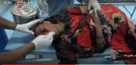 إصابة مسنة جديدة بشظايا قذيفة حوثية على مدينة حيس بالحديدة (فيديو) 