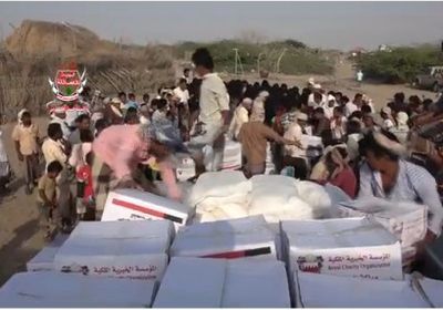 الهلال الإماراتي يوزع 250 سلة غذائية على نازحي الدريهمي مقدمة من البحرين (فيديو)