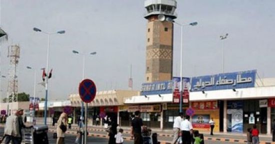 بتظاهرة مفتعلة.. الحوثي يغطي على تحويل مطار صنعاء لثكنة عسكرية