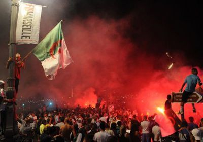 الاحتفالات تجتاح شوارع الجزائر عقب قرار انسحاب "بوتفليقة"