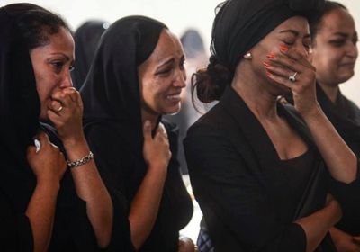 بالصور.. أهالي ضحايا الطائرة الأثيوبية يبكون ذويهم   