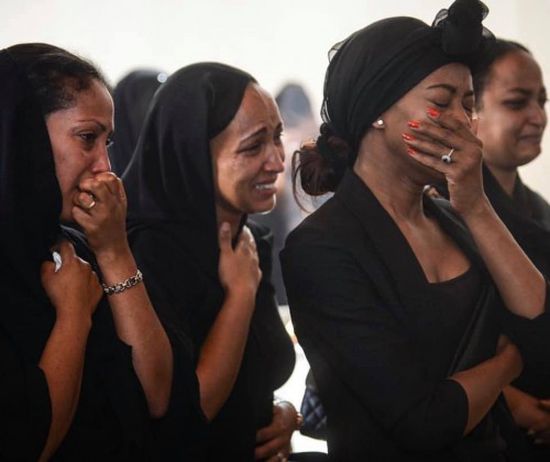 بالصور.. أهالي ضحايا الطائرة الأثيوبية يبكون ذويهم   