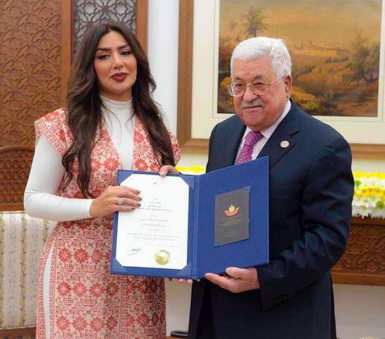الرئيس الفلسطيني يمنح وسام الثقافة والعلوم للفنانة الأردنية هدى حمدان