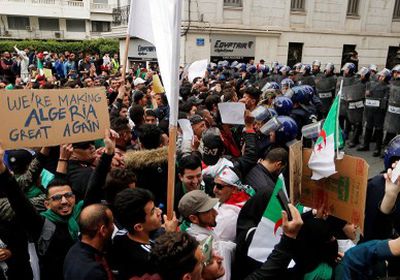  متظاهرون جزائريون يحتشدون ببعض المدن للمطالبة بتغيير سياسي فوري