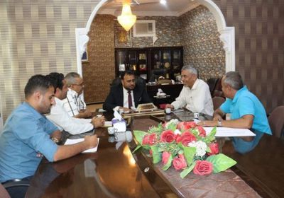 مناقشة الترتيبات النهائية لسفلتة شوارع 3 مديريات بمحافظة المهرة