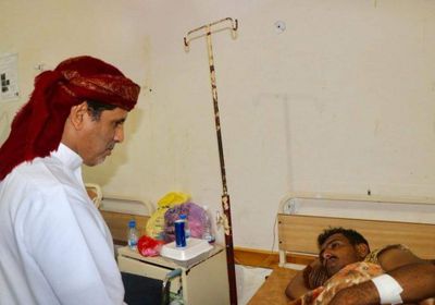 محافظ المهرة يزور مستشفى الغيضة للاطمئنان على صحة المصابين في اشتباكات "حات"(صور)