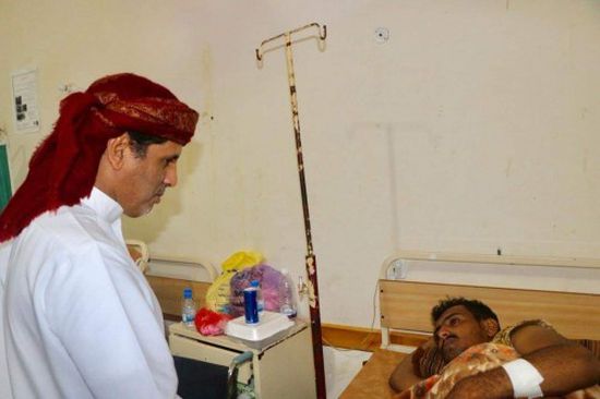 محافظ المهرة يزور مستشفى الغيضة للاطمئنان على صحة المصابين في اشتباكات "حات"(صور)