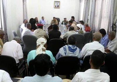 محافظ أبين يشدد على ضرورة الانضباط الوظيفي ومعاقبة المخالفين