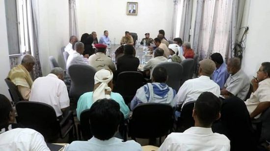 محافظ أبين يشدد على ضرورة الانضباط الوظيفي ومعاقبة المخالفين