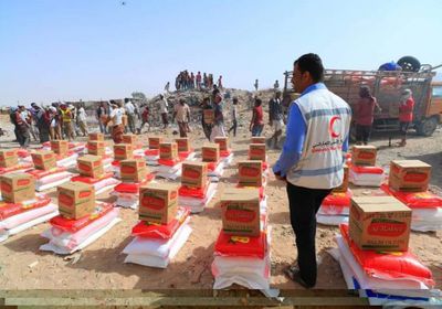 الهلال الإماراتي يوزع مساعدات عاجلة لمخيم النازحين بشبوة (صور)