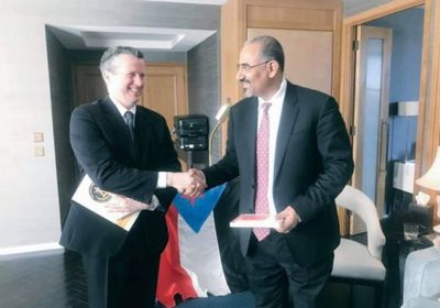 الزُبيدي يلتقي رئيس مجموعة الدبلوماسيين المستقلين بلندن