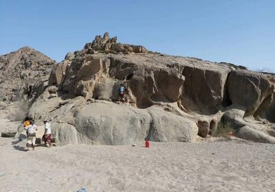 المساحة الجيولوجية بحضرموت تجري دراسة على صخر الجرانيت