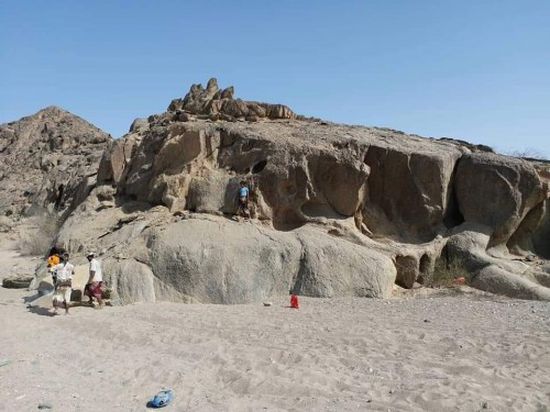 المساحة الجيولوجية بحضرموت تجري دراسة على صخر الجرانيت