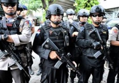 أم وابنها يفجران نفسيهما في أندونيسيا والشرطة تحاصر المنزل