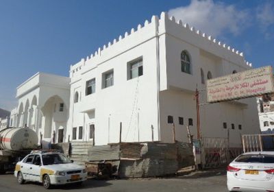 مناقشة سبل التعاون بين مستشفى المكلا وصندوق النظافة بحضرموت(تفاصيل)