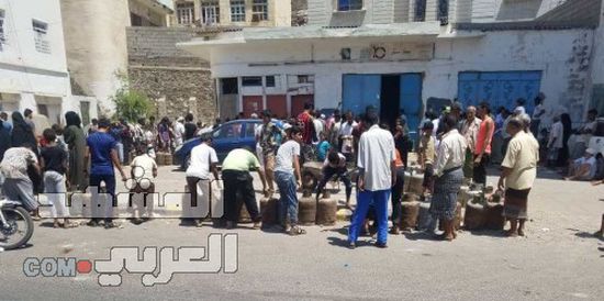 أزمة غاز خانقة في عدن ومواطنون لـ "المشهد العربي": الحكومة لا تهتم بمعاناة المواطنين