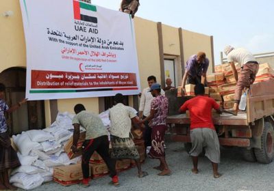 الهلال الإماراتي يرسل مساعدات لسكان جزيرة ميون