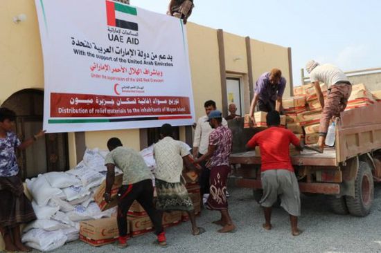 الهلال الإماراتي يرسل مساعدات لسكان جزيرة ميون