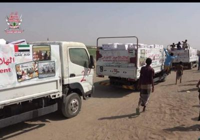 الهلال الأحمر يواصل توزيع السلال الغذائية المقدمة من البحرين بمديرية الخوخة