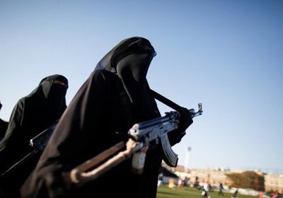 رسائل المسلحين.. زينبيات الحوثي تثير غضب طالبات صنعاء بطلب "غير أخلاقي"