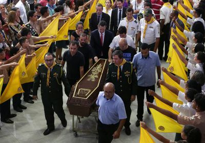 تشييع ضحايا مدرسة برازيلية وسط تظاهرة تندد بالعنف