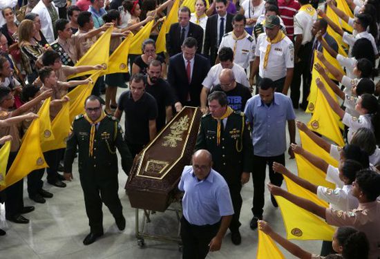 تشييع ضحايا مدرسة برازيلية وسط تظاهرة تندد بالعنف