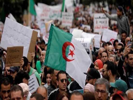 مظاهرات حاشدة بالجزائر رفضاً لتمديد العهدة الرابعة لـ " بوتفليقة " (صور)