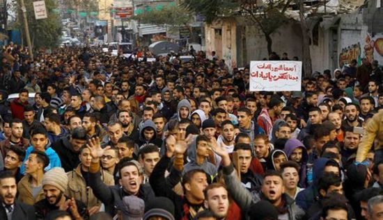 تظاهرات واسعة تجتاح غزة رفضاً لضرائب فرضتها حماس