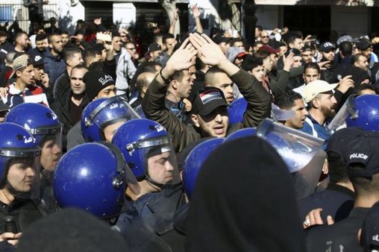 اعتقال 75 جزائرياً في مظاهرات ضد بوتفليقة