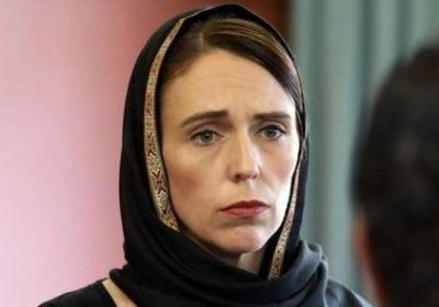 رئيسة وزراء نيوزيلندا ترتدي الحجاب تضامناً مع ضحايا الهجوم الإرهابي (صور)