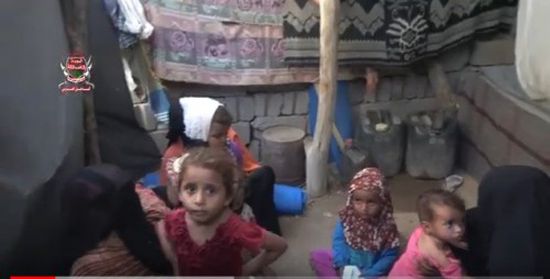 نزوح 4 أسر من منازلهم إلى العراء في حيس بسبب قصف ميلشيات الحوثي (فيديو) 