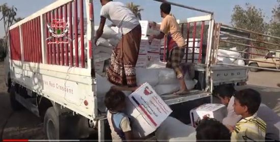 الهلال الإماراتي يوزع مساعدات إنسانية على النازحين في منطقة النخيلة بالدريهمي (فيديو)