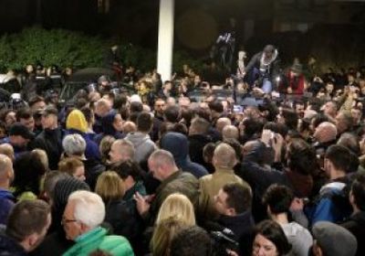 صربيا.. قوات فض الشغب تمنع اقتحام متظاهرين من اقتحام مبني التليفزيون