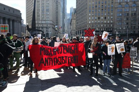 مئات المتظاهرين يجوبون نيويورك تنديداً بحادث نيوزيلندا الإرهابي (صور)