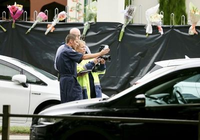 صور مؤلمة تظهر توقف سيارات ضحايا مسجد نيوزيلندا بانتظار قدومهم (شاهد)