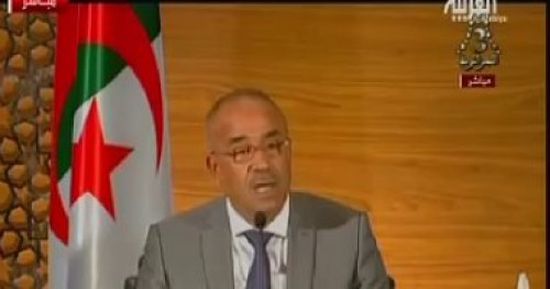 رئيس وزراء الجزائر يبدأ في تشكيل حكومة جديدة لإرضاء المتظاهرين