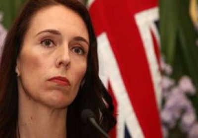 رئيسة وزراء نيوزلندا تضع باقات الزهور أمام مسجد " كرايست تشيرش "