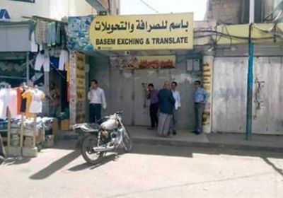 من المساعدات إلى المحلات التجارية.. الحوثي يسرق الغذاء من أفواه اليمنيين